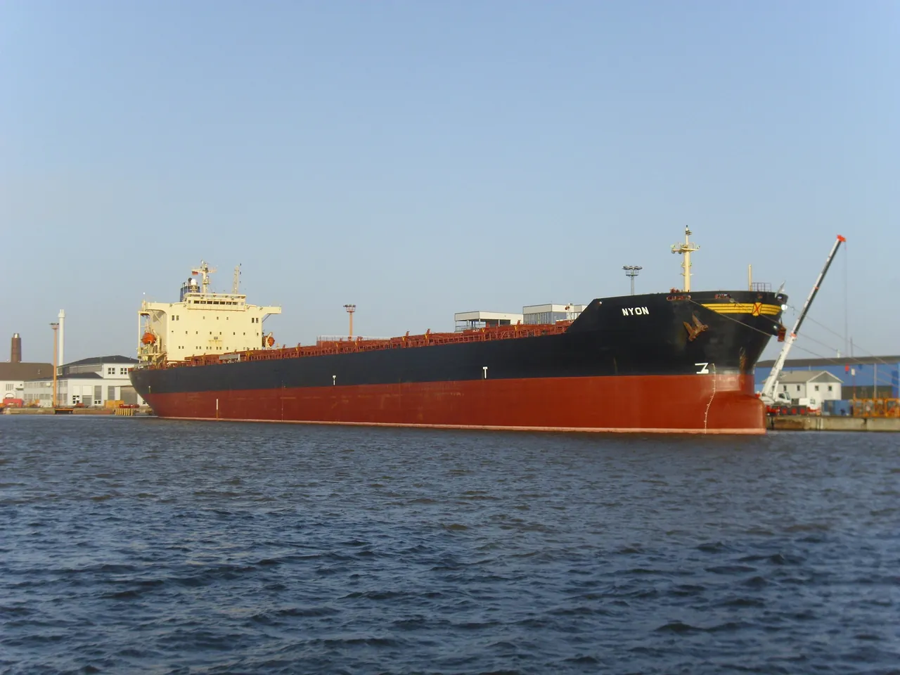 Bulk carrier vessel alongside berth