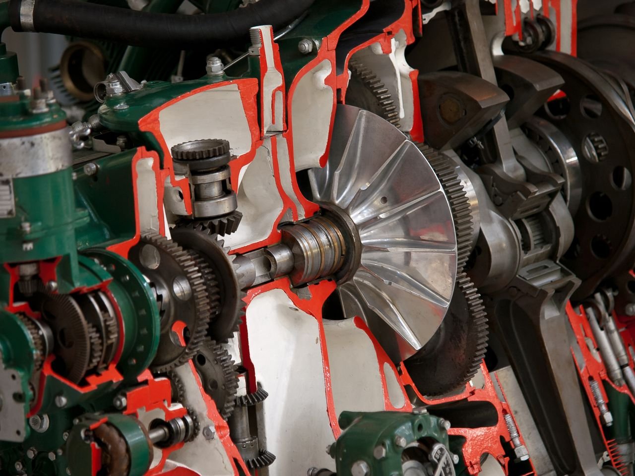 Two-Stroke vs Four-Stroke Marine Engines: What It Means for Spare Parts